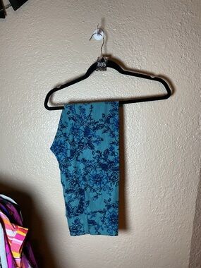 Lularoe Leggings Women’s Size TC Tall & Curvy Fits Sizes 12-18 Blue Florals